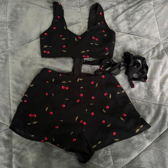 Tobi Black Cherry Wrap Tie Romper Size Small - Picture 2 of 5